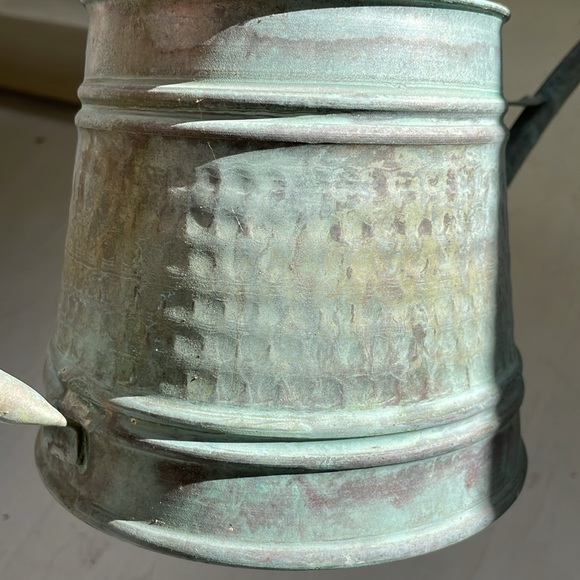 Farmhouse solid copper watering can, verdigris patina and hammered details - Picture 7 of 8
